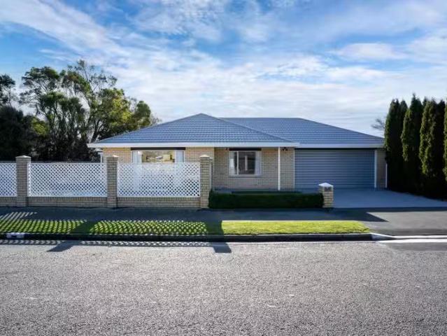 House for sale in Chaslands, Canterbury