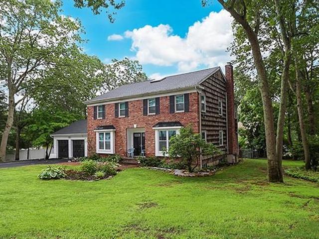 House for sale in Farmingville