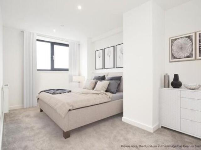 Apartment for rent in Oakleigh Park, Greater London