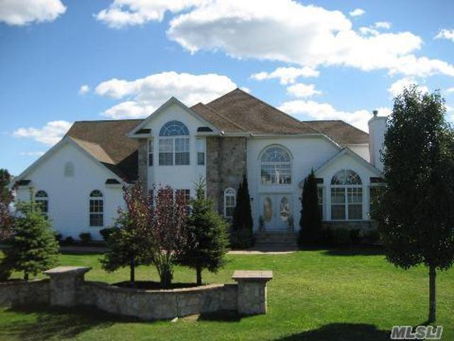 House for sale in Miller Place, New York