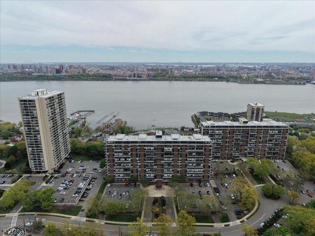 Condo for sale in Fort Lee, New Jersey