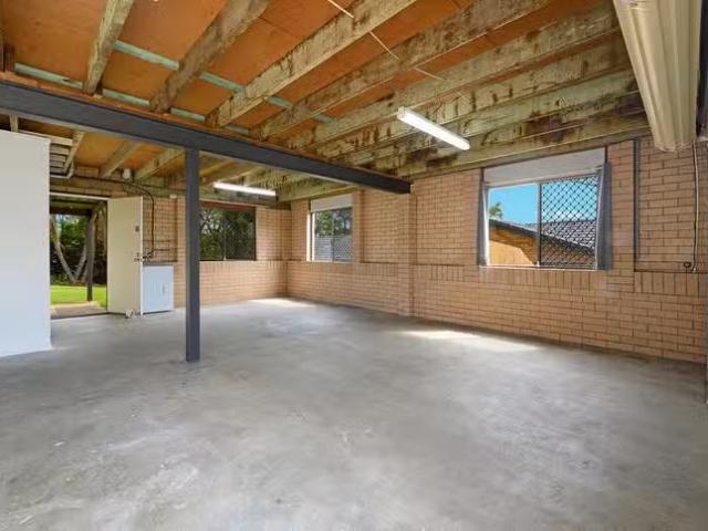House for rent in Ashmore City
