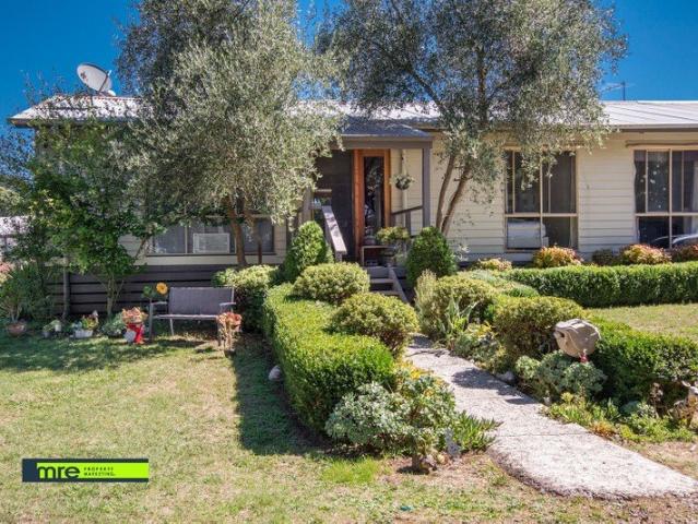 Cottage for sale in Silvan, Melbourne