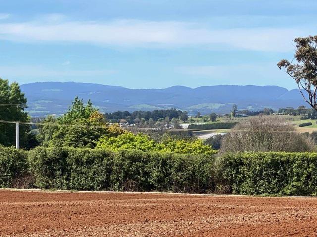 Cottage for sale in Silvan, Melbourne