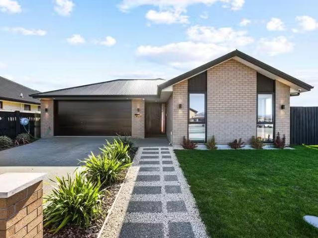 House for sale in Chaslands, Canterbury