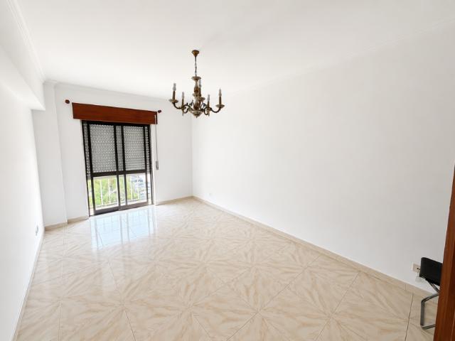 Apartamento alugar em Santiago Dos Velhos, Lisboa
