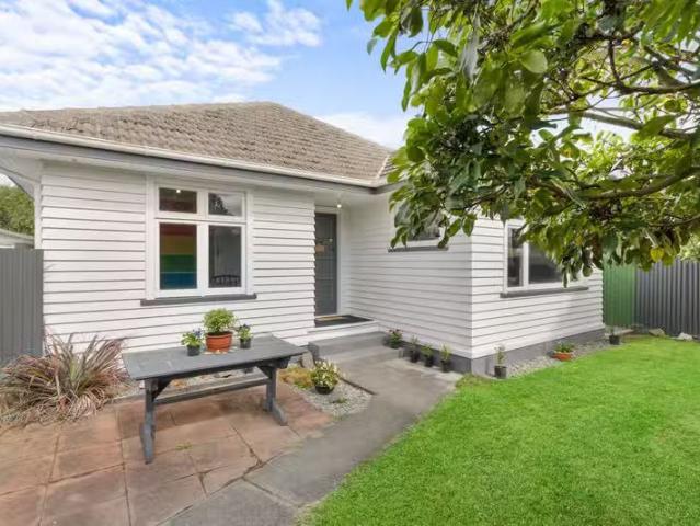 House for sale in Chaslands, Canterbury