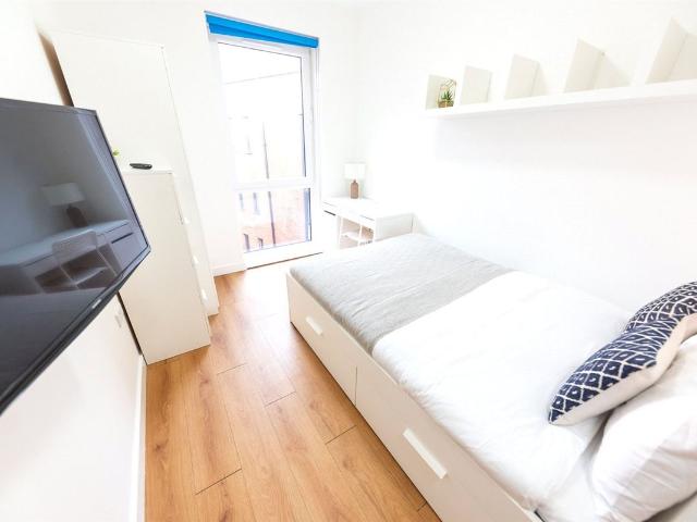 Studio for rent in Calderstones