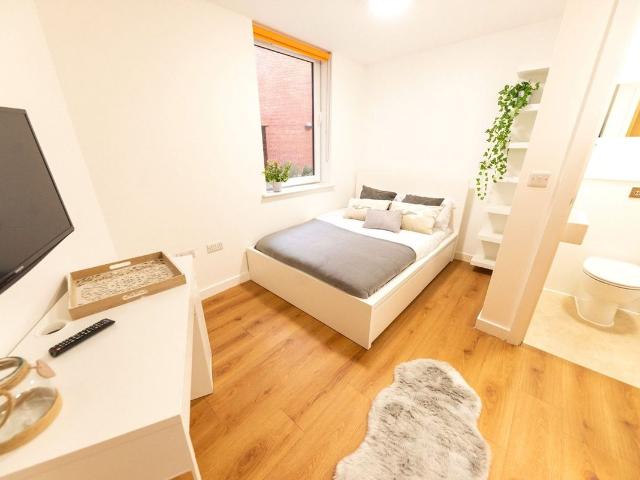 Studio for rent in Calderstones