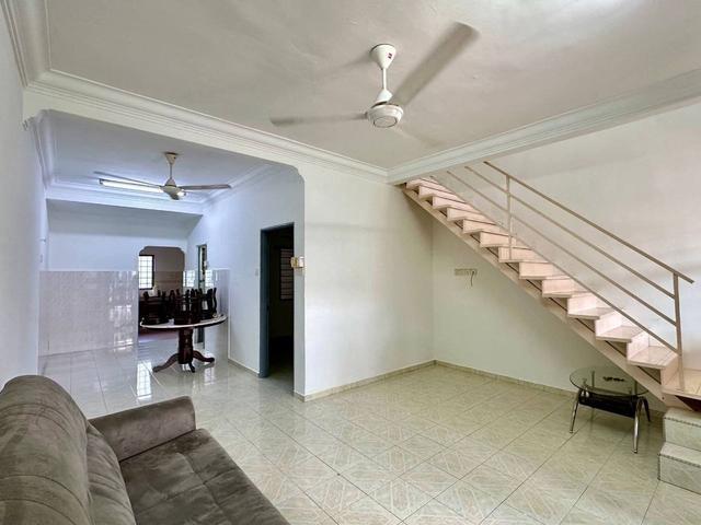 Terraced House for sale in Malaka