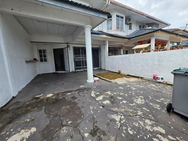 Terraced House for sale in Malaka