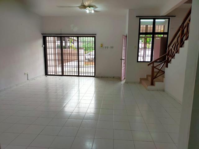 Terraced House for sale in Malaka