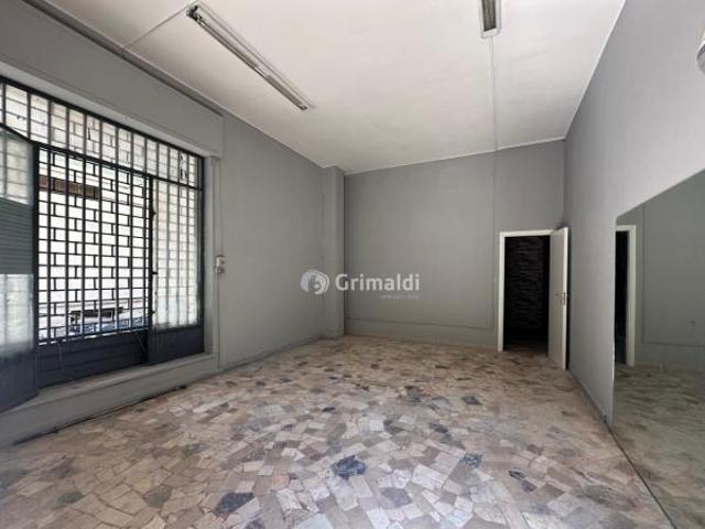 Locale Commerciale in affitto a Pomigliano D'arco, Campania
