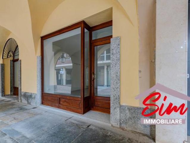 Locale Commerciale in affitto a Piemonte, Vercelli