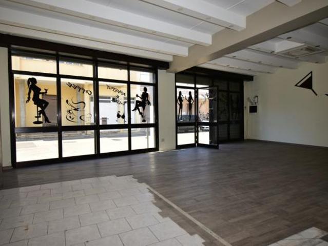 Locale Commerciale in vendita a Puglia, Lecce