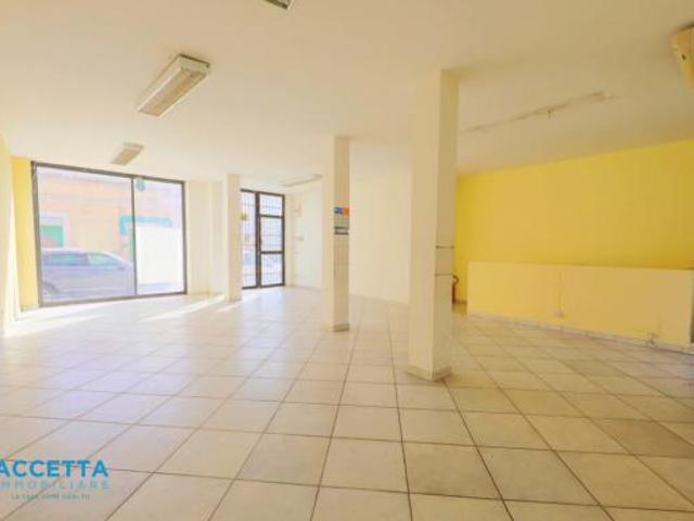 Locale Commerciale in vendita a Puglia, Taranto
