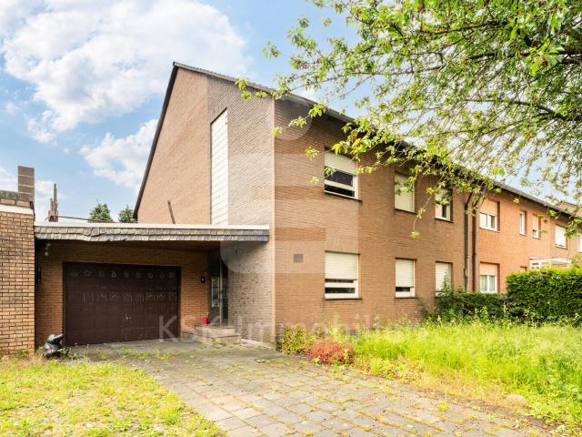 Dachgeschosswohnung kaufen in Büsdorf, Bergheim