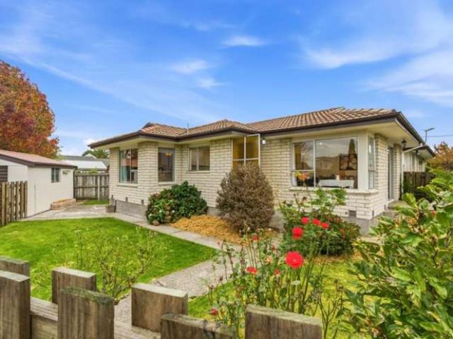 Property for sale in Chaslands, Canterbury