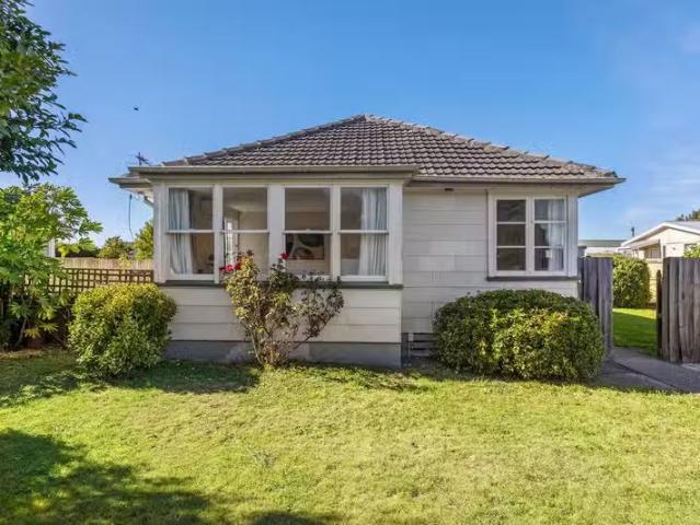 House for sale in Chaslands, Canterbury