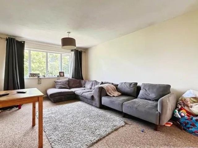 Apartment for rent in Row Town, Surrey