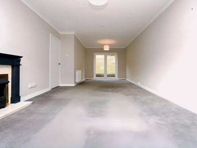 Apartment for rent in Shawmoss, Langside