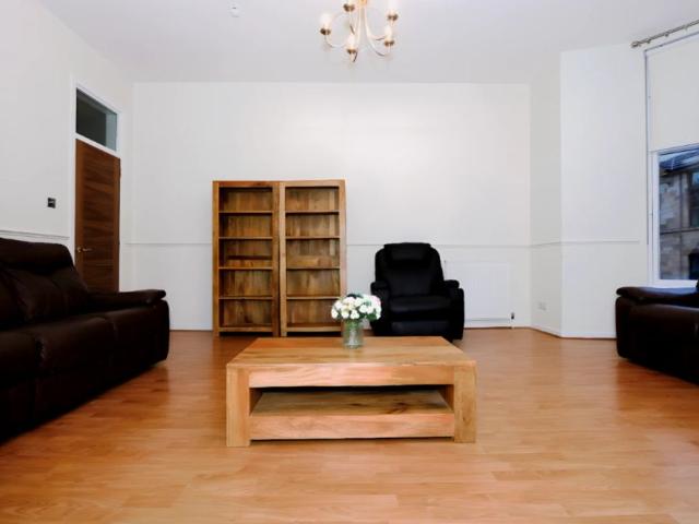 Apartment for rent in Shawmoss, Shawlands