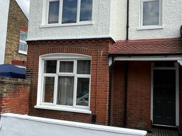 Apartment for rent in Furzedown, Greater London