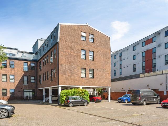 Apartment for rent in Heol-las, Surrey