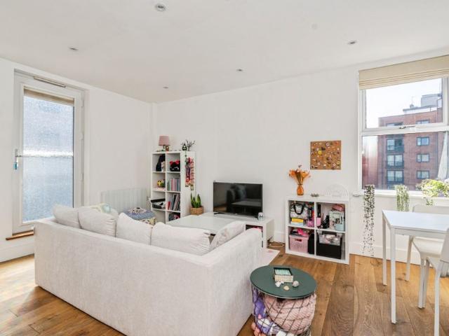 Apartment for rent in Heol-las, Surrey