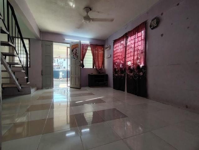 Terraced House for sale in Malaka