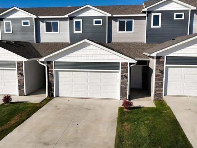 Townhouse for sale in Shadow Creek Townhomes, Norwalk
