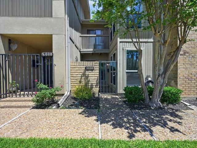 Townhouse for sale in Bedford, Texas