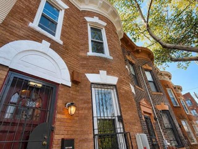 Townhouse for sale in Arverne, New York