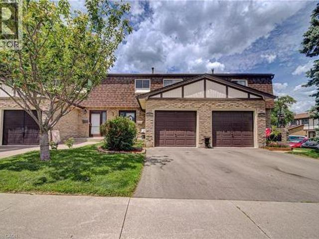 Townhouse for rent in Ancaster, Ontario