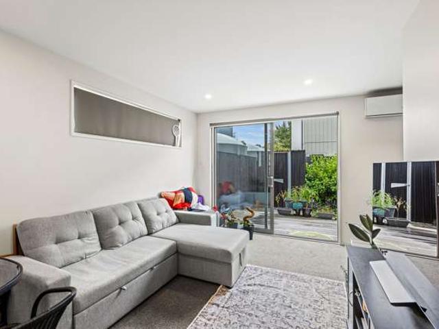 Townhouse for sale in Chaslands, Canterbury