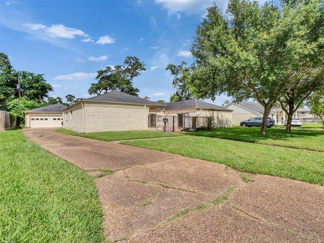 House for sale in Dickinson, Galveston County