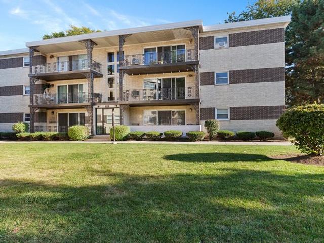 Condo for sale in La Grange, Illinois