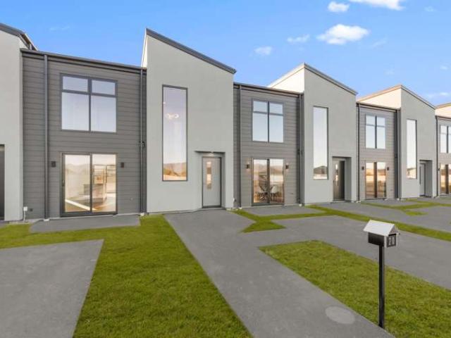 Townhouse for sale in Chaslands, Canterbury