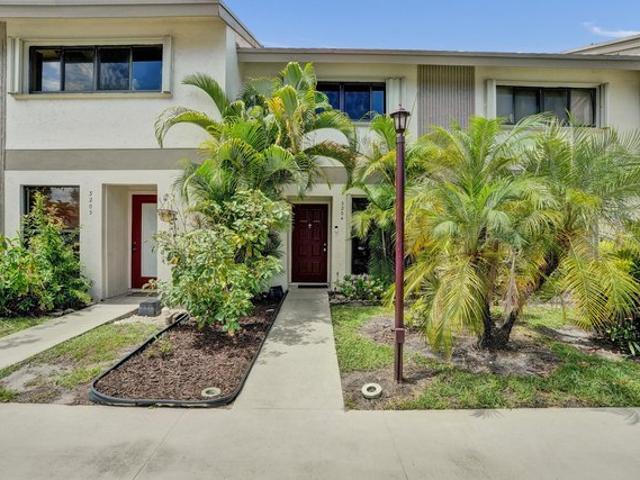 Townhouse for sale in Oakland Park, Florida