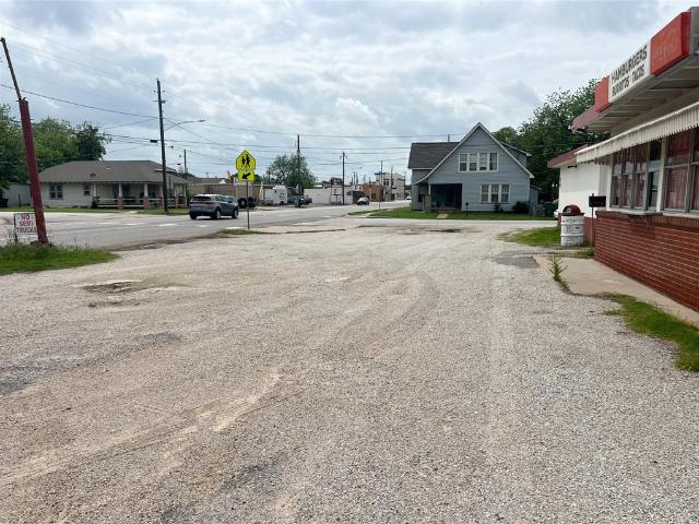 Commercial for sale in Henrietta, Clay County