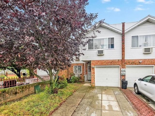 House for sale in The Bronx, Arverne