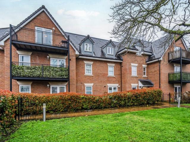 Apartment for rent in Blackhills, Surrey