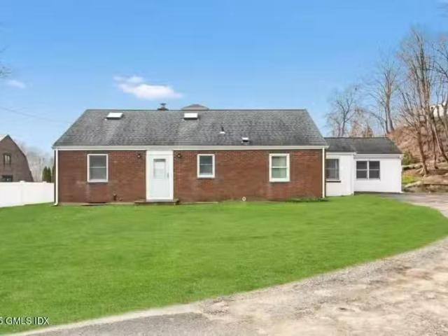 House for rent in Darien