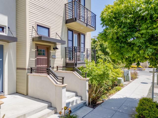 Townhouse for sale in San Mateo