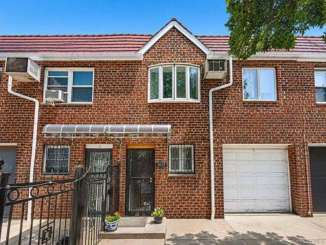 House for sale in Queens, Arverne
