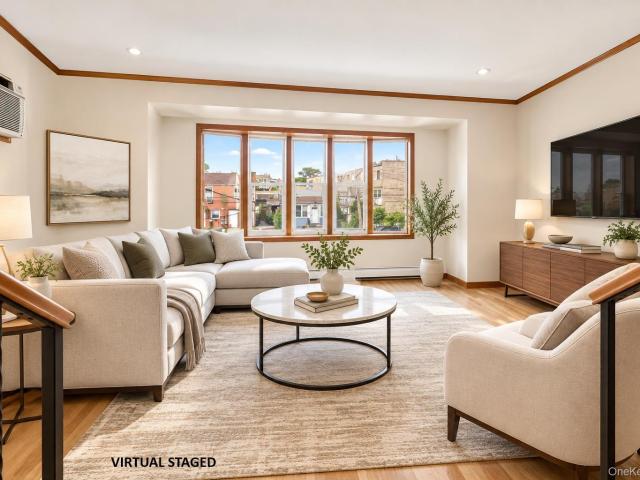 House for sale in Silverpointe Estates, New York