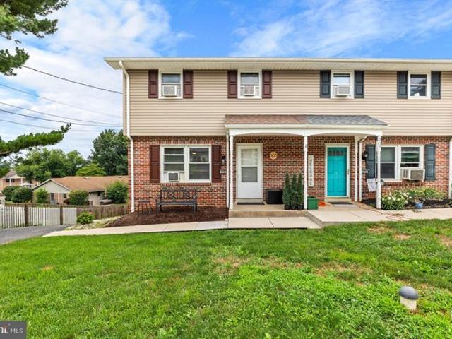 Townhouse for sale in Akron, Pennsylvania