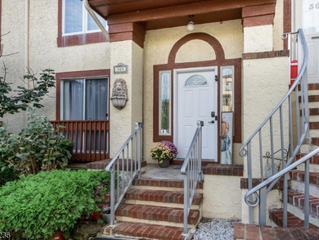 Townhouse for sale in Center Village, Woodbridge Township