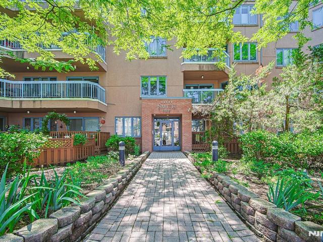 Condo for sale in Edgewater, New Jersey