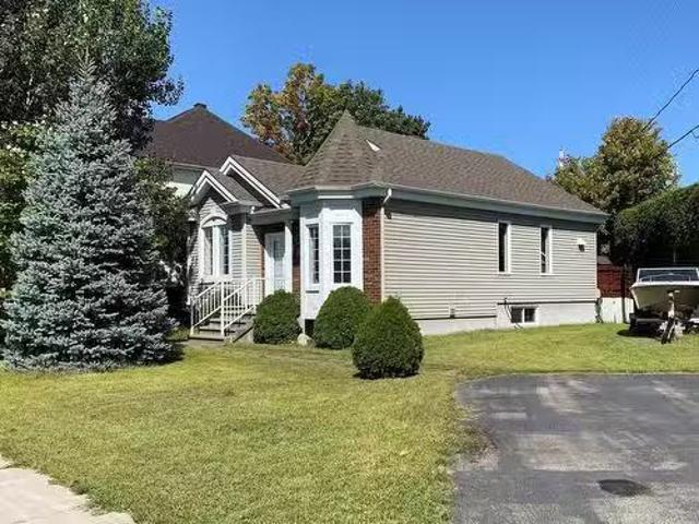 House for sale in Sainte-marthe-sur-le-lac, Quebec